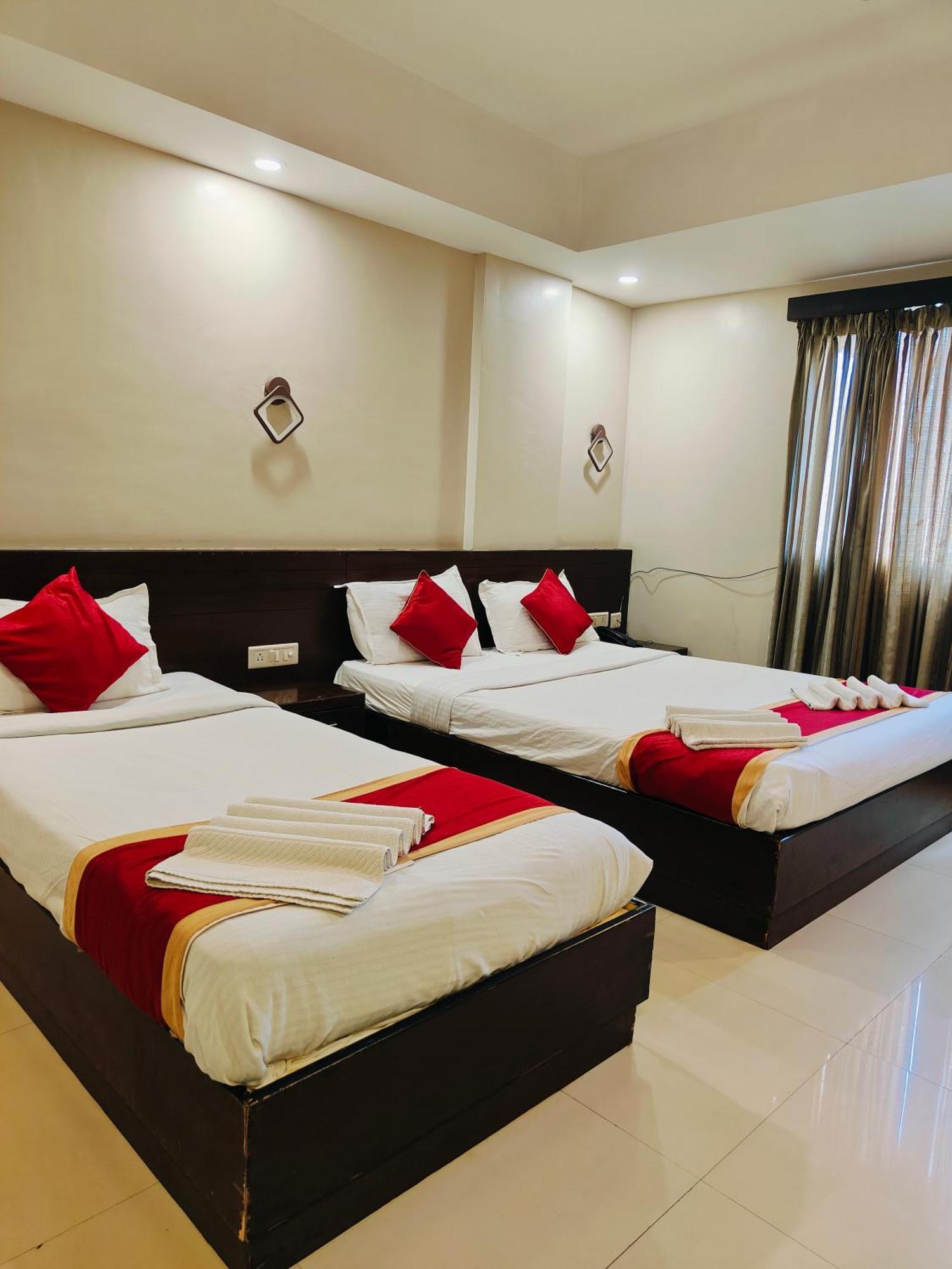 Green Wood Inn Mysore Near Palace Bagian luar foto